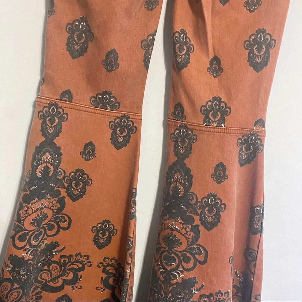 NEW RARE Free People Just Float On Printed Flare Jeans Size 25 Rust Combo - Picture 11 of 16